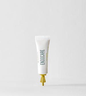 ENDOCARE Essential Concentrate koncentrato tūbelė ant balto fono