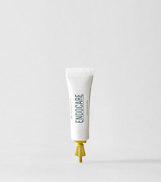 ENDOCARE Essential Concentrate koncentrato tūbelė ant balto fono