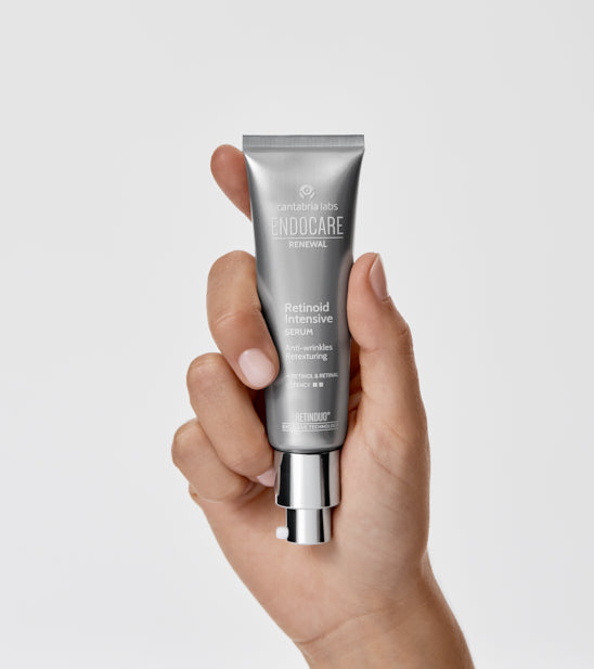 ENDOCARE RENEWAL RETINOID INTENSIVE SERUMAS, 30 ml – serumo tūbelė šviesiame fone