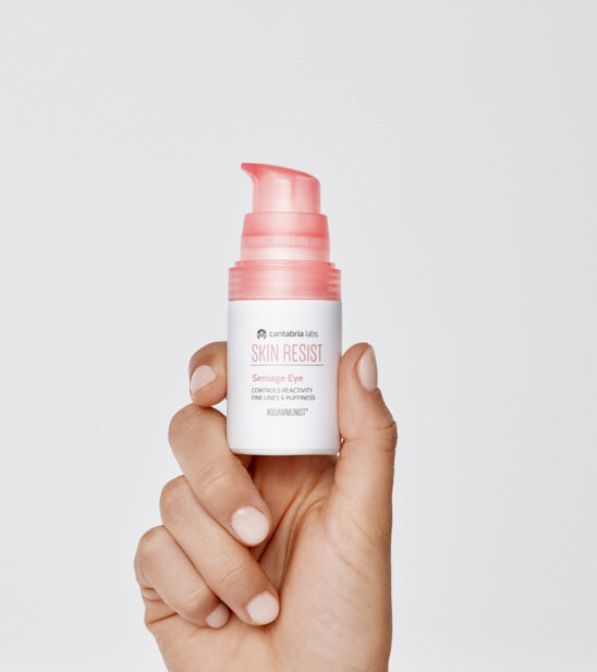 SKIN RESIST Sensage Eye paakių kremas rankoje