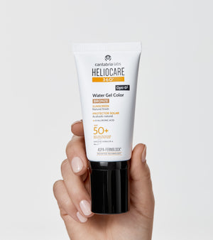 Heliocare 360 Water Gel Color SPF50+ Bronze, tūbelė laikoma rankoje