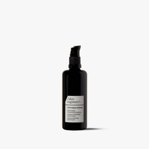 Skin Regimen LX Microalgae Essence, 100 ml – energizuojantis šviesinamasis losjonas, buteliukas su pompa baltame fone