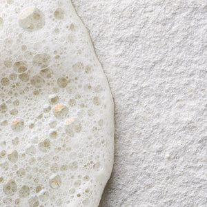 SKIN REGIMEN LX ENZYME EXFOLIATOR putojantys šveičiamieji milteliai – produkto tekstūra su putomis