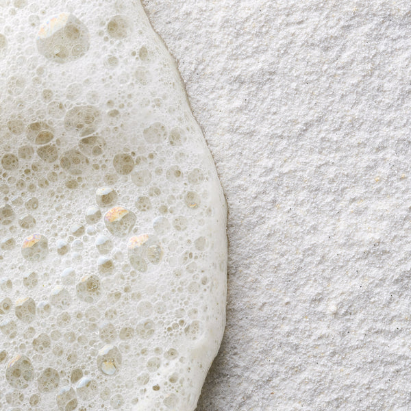 SKIN REGIMEN LX ENZYME EXFOLIATOR putojantys šveičiamieji milteliai – produkto tekstūra su putomis