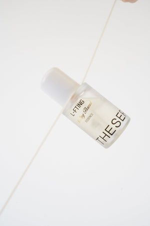 THESERA L-FTING Melting Thread esencija, 30 ml, stiklinis buteliukas šviesiame fone
