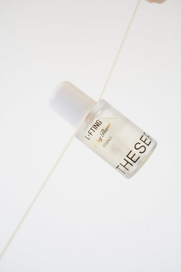 THESERA L-FTING Melting Thread esencija, 30 ml, stiklinis buteliukas šviesiame fone