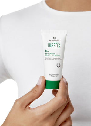 BIRETIX Duo Anti-Blemish gelio užtepimas ant odos