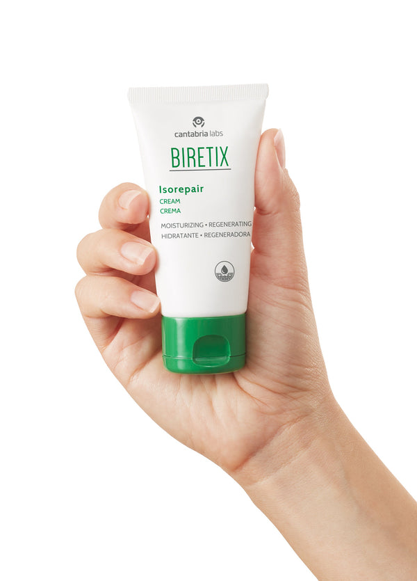 BIRETIX Isorepair kremas laikomas rankoje