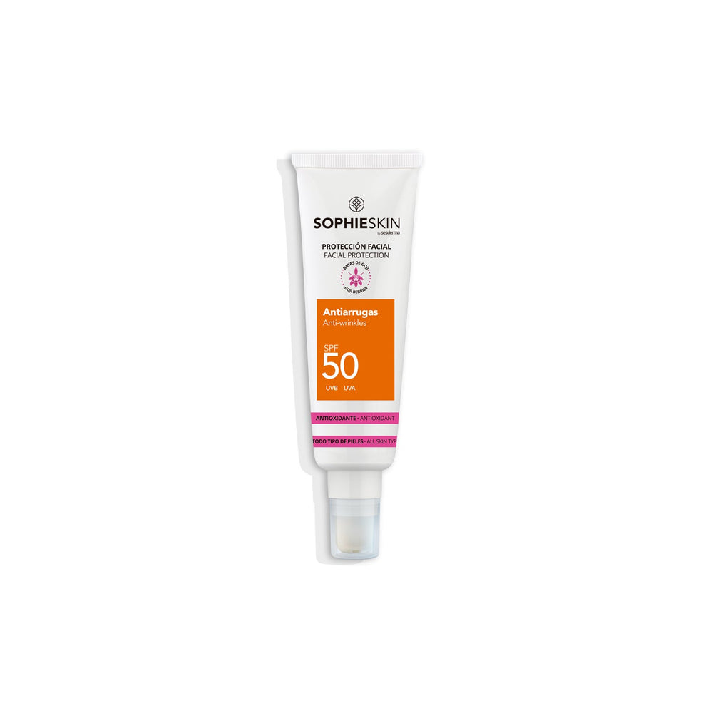 SOPHIESKIN Anti-wrinkle SPF 50 jauninantis apsauginis veido kremas nuo saulės, 50 ml tūbelė baltame fone