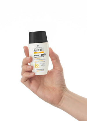 HELIOCARE 360 Mineral Tolerance Fluidas buteliukas rankoje