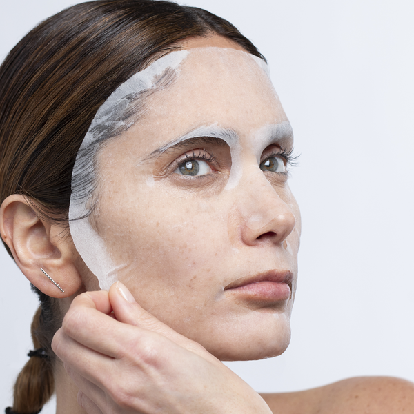 SKIN REGIMEN LX Instant Smoothing Dry Sheet Mask – kaukės pluoštas ant odos, naudojimo iliustracija