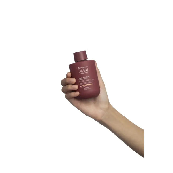 IRALTONE Barrier Comfort šampūnas 250 ml laikomas rankoje
