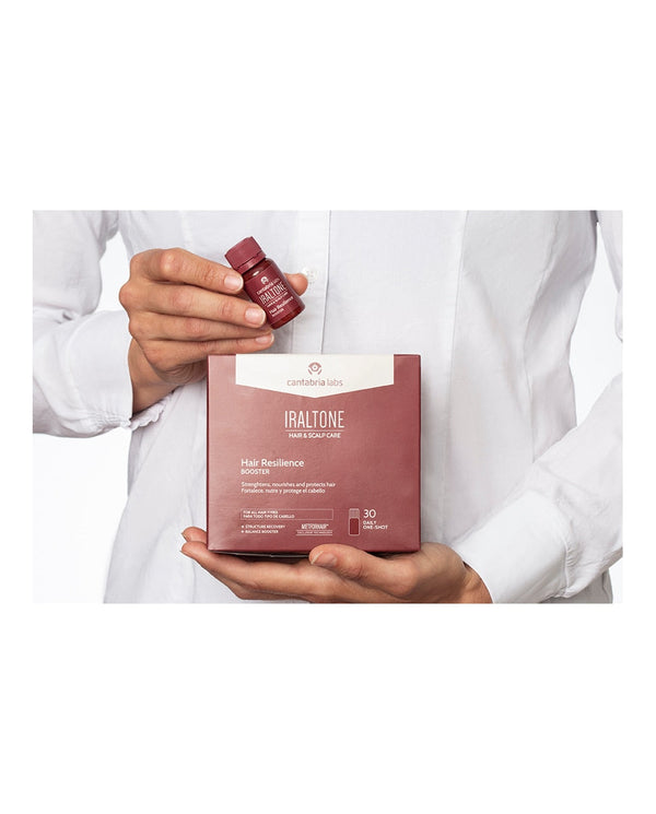 IRALTONE Hair Resilience Booster papildai ampulėmis laikomi rankose