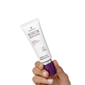 NEORETIN Discrom Control gelinis veido kremas SPF 50, 40 ml tūbelė rankoje