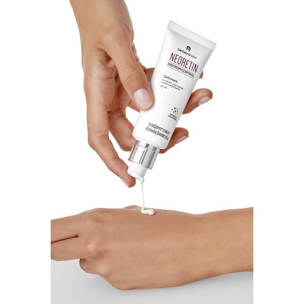NEORETIN Discrom Control gelinis veido kremas SPF 50 tepamas ant odos