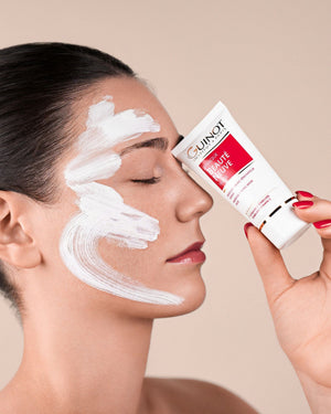 Guinot Masque Beauté Neuve kaukė laikoma prie veido, naudojimo iliustracija