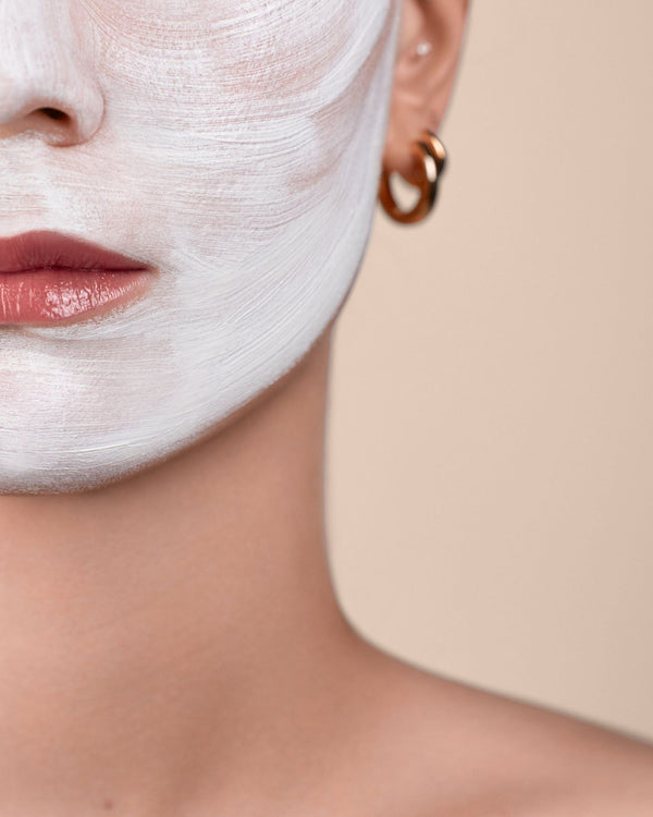 Guinot Masque Beauté Neuve kaukė uždėta ant veido odos, artimas planas